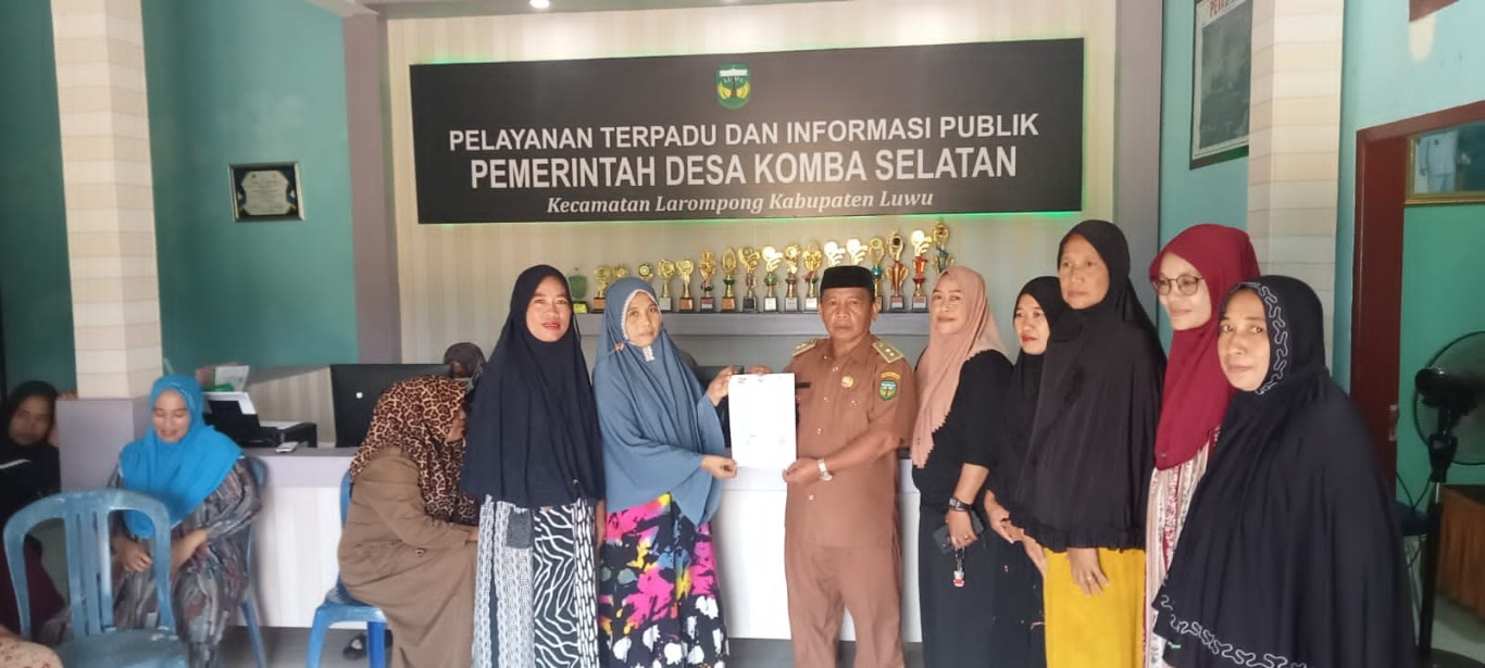 BANSOS -- Pemerinta Desa Komba Selatan selaku Kepala Desa H Nasir K. BA menyalurkan bantuan Bansos tahap satu di Kantor balai Desa,  Senin (18/3).  Bantuan diberikan ke masyarakat secara langsung dalam bentuk barkode dan akan dicairkan di kantor pos.