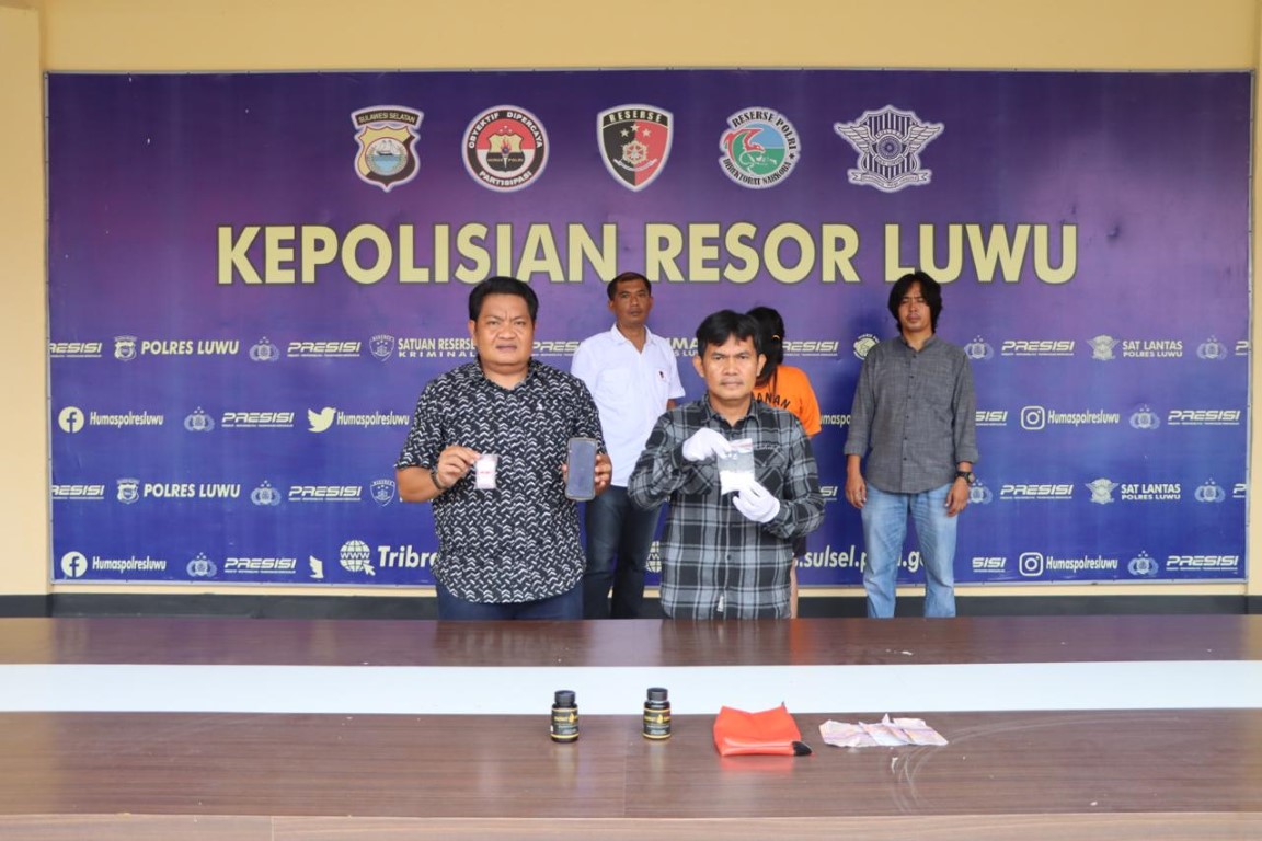 DIAMANKAN -- Satresnarkoba Polres Luwu mengamankan seorang wanita inisial AN (23) yang diduga telah mengedarkan obat golongan IV jenis THD di kediamannya Dusun To’Lemba, Desa Babang, Kecamatan Larompong Selatan, Kabupaten Luwu, Minggu (10/3).