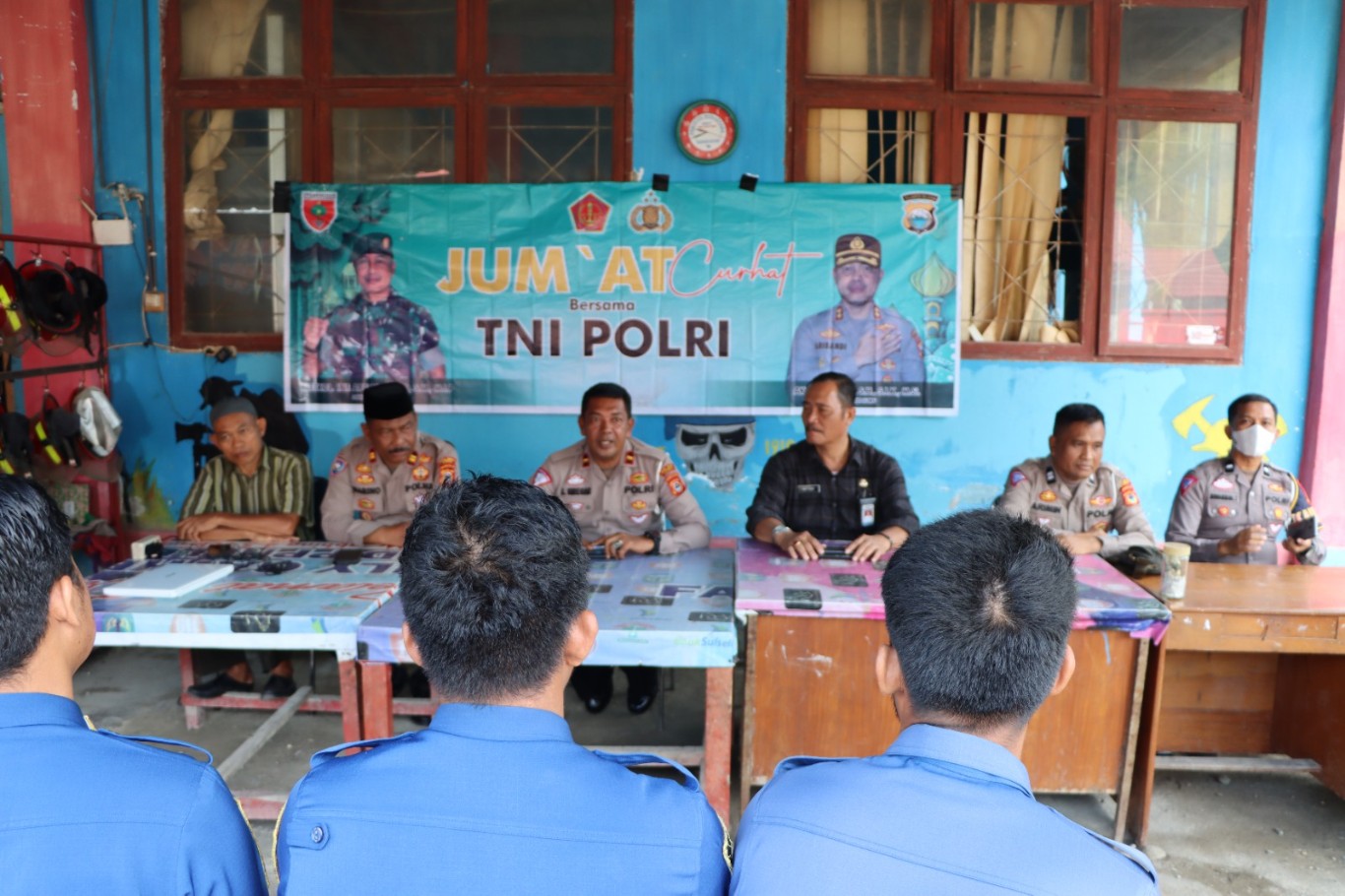 JUMAT CURHAT -- Polres Luwu menggelar Jumat Curhat digelar bersama masyarakat untuk berkumpul membicarakan permasalahan terkait Kamtibmas di Kantor Pemadam Kebakaran Kabupaten Luwu, Jumat (22/3). 