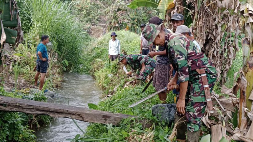 KARYA BAKTI -- Danramil 1403-01 Larompong Lettu Inf Ridwan mendorong kegiatan Karya Bakti bersama warga Desa Komba Kecamatan Larompong Kabupaten Luwu, Sabtu (16/3).