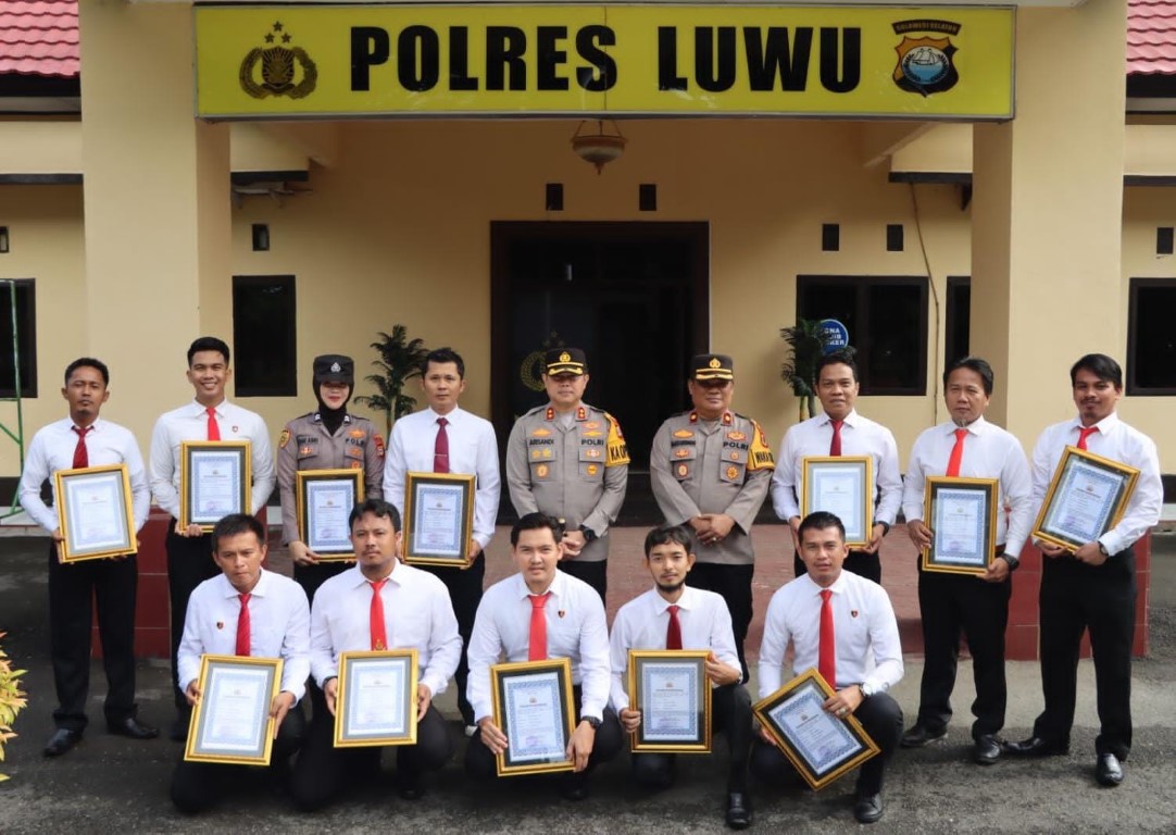 SERAHKAN PENGHARGAAN -- Kapolres Luwu AKBP Arisandi menyerahkan piagam penghargaan kepada personel Polres Luwu yang berprestasi disela-sela apel pagi di Mapolres Luwu, Senin (4/3). 