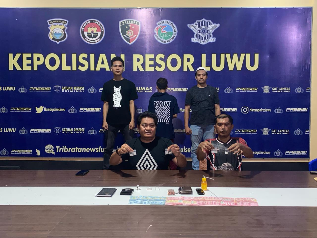 BUNGKUS -- Satresnarkoba Polres Luwu mengamankan seorang pria ‘RS’ (39) di Kelurahan Padang Sappa, Kecamatan Ponrang, Kabupaten Luwu, Jumat (15/3) akhir pekan lalu. RS diamankan saat sedang membungkus sabu di kamar rumahnya. Untuk penyidikan lebih lanjut, RS pun ikut 'dibungkus'(tangkap) bersama sabu-sabu miliknya dan digelandang ke Mapolres.    