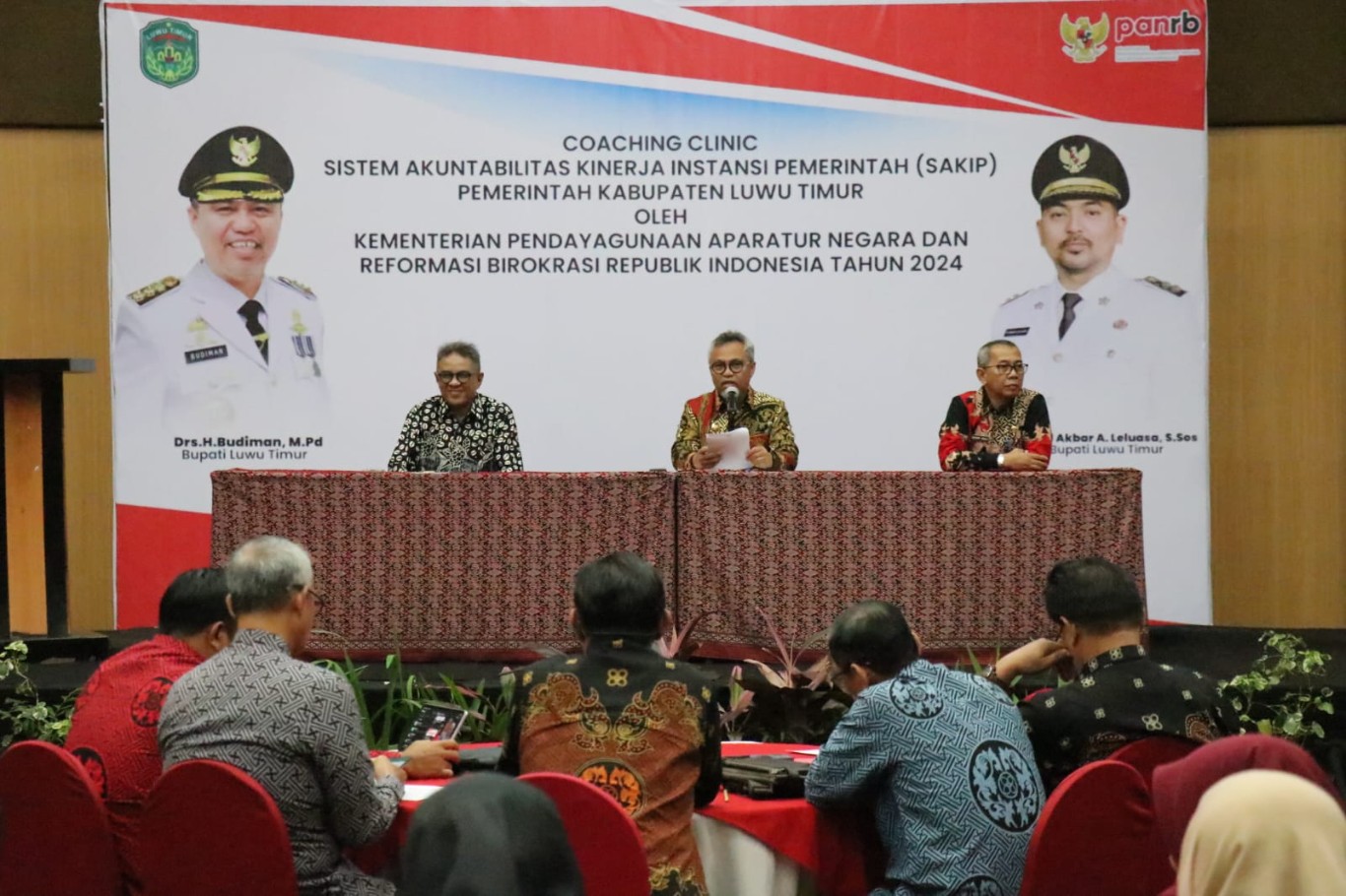 COACING -- Bupati Luwu Timur, H. Budiman membuka Coaching Clinic/Pendampingan Teknis Peningkatan Implementasi AKIP Pemkab Lutim bekerjasama KemenPAN-RB RI Tahun 2024 selama dua hari (16-17 Maret 2024) di Hotel Swiss Belinn Makassar.