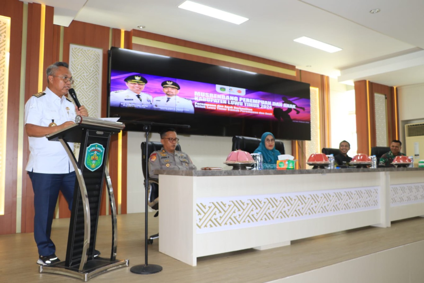 BUKA -- Bupati Luwu Timur, H Budiman saat membuka Musyawarah Rencana Pembangunan (Musrenbang) Perempuan dan Anak Tingkat Kabupaten Luwu Timur yang berlangsung di Aula Sasana Praja baru-baru ini. 