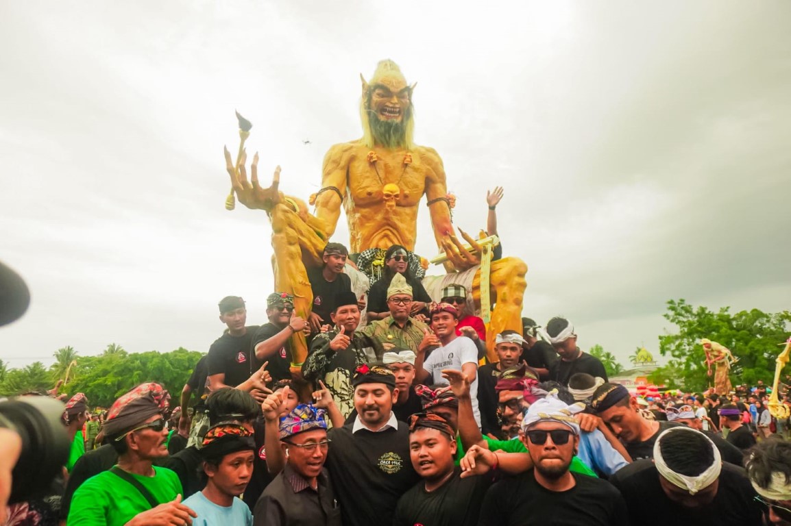 PAWAI -- Bupati Luwu Timur, H Budiman didampingi Wabup Mochammad Akbar Andi Leluasa foto bersama usai menghadiri Pawai Ogoh – Ogoh dalam rangka menyambut Hari Raya Nyepi (Tahun Baru Saka 1946) di Lapangan Sepakbola Kecamatan Tomoni Timur, Minggu (10/3.