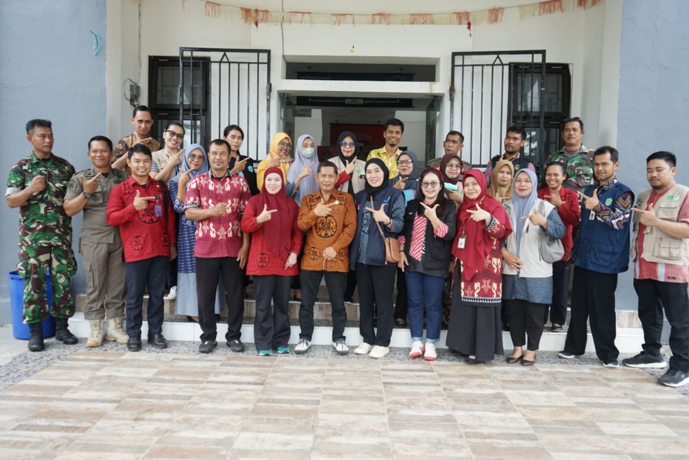 LARANG -- Tim Terpadu Pengawasan Obat dan Makanan Kabupaten Lutim secara tegas meminta kepada para pedagang untuk tidak menjual obat yang berlebel biru maupun merah saat melakukan pengawasan di Kecamatan Wotu, Jumat (22/3).