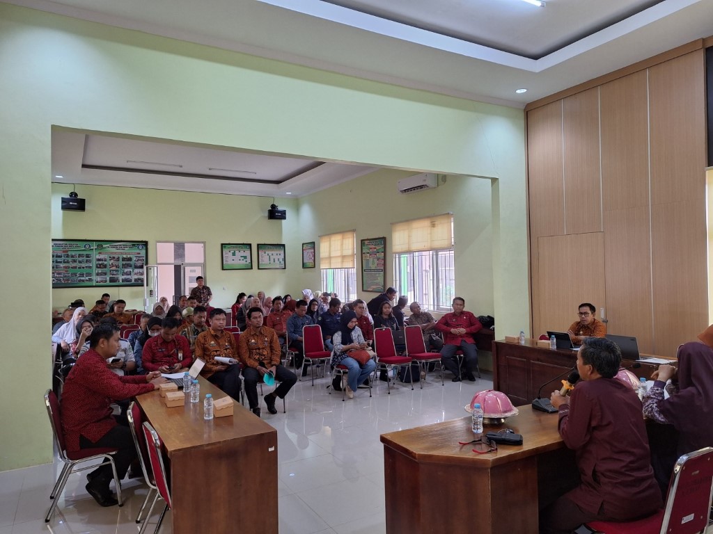 RAPAT -- Badan Perencanaan, Penelitian dan Pengembangan Daerah (Bapelitbangda) Kabupaten Luwu Timur menggelar Rapat Forum Lintas Perangkat Daerah Tahun 2024 di Aula Bapelitbangda akhir pekan lalu.