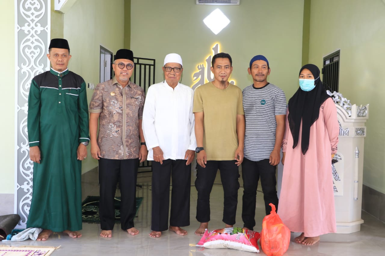 PENGHARGAAN -- Ketua TP PKK Lutim, Hj Sufriaty foto bersama usai menyerahkan penghargaan kepada lima UP2 desa se Kecamatan Wotu yang memiliki laporan zakat terbaik tahun 2023 dan sekaligus menyerahkan tali asih saat Safari Ramadhan (Safran) di Halaman Masjid Ruhama, Kecamatan Wotu, Minggu (24/3).