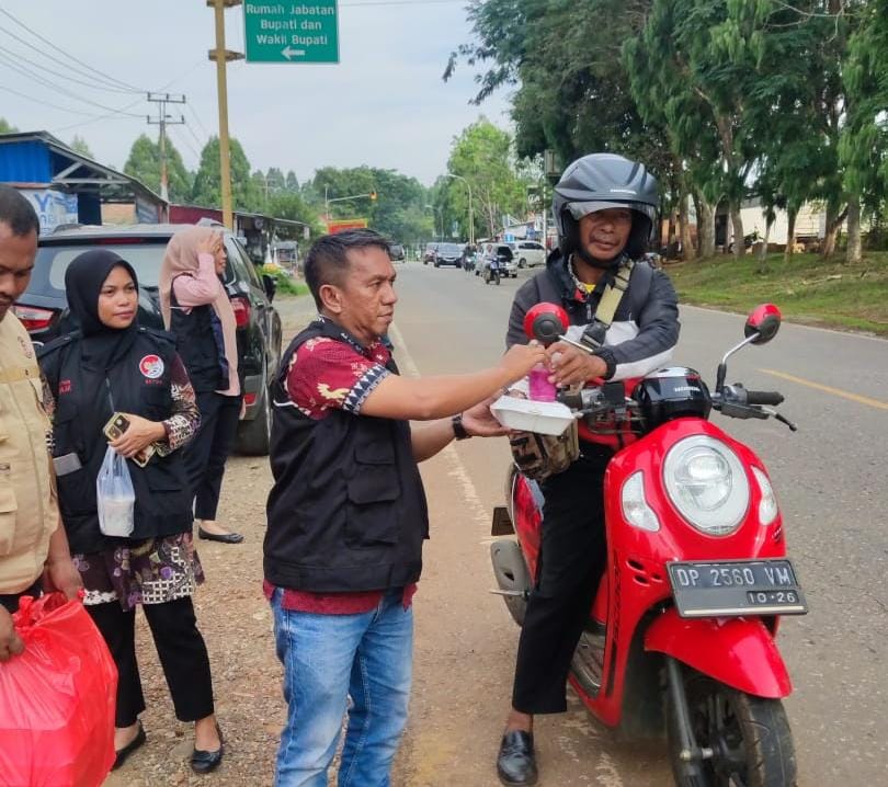 BERBAGI -- Gerakan Sedekah Jum'at Sekretariat Daerah Kabupaten (Setdakab) Luwu Timur tetap menunjukkan komitmennya untuk terus berbagi dan peduli terhadap sesama pada Jumat pertama bulan ramadan 1445 H/2024 M. 