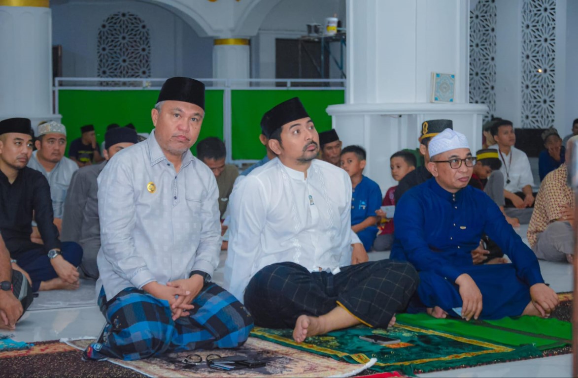 TARWIH -- Bupati Luwu Timur, H Budiman Wabup Moch Akbar Andi Leluasa melaksanakan shalat Isya dan Shalat Tarawih perdana ramadan 1445 H/2024 M di Masjid Agung Malili, Senin (11/3).