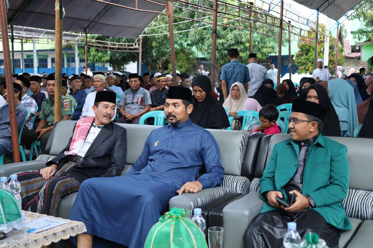 BUKA PUASA -- Wakil Bupati Luwu Timur Muhammad, Mochammad Akbar Andi Leluasa menghadiri Buka Puasa Bersama dan Penamatan Santri Kelas Akhir, yang di laksanakan Di Pondok Pesantren Nurul Junaidiyah Kecamatan Burau, Kamis (21/3)
