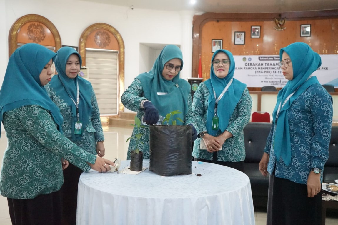 TANAM CABAI --Ketua TP PKK Kabupaten Lutim, Hj Sufriaty Budiman mengikuti pencanangan Gerakan Penanaman Cabai serentak se-Indonesia secara virtual dalam rangka memperingati Hari Kesatuan Gerak PKK (HKG-PKK) Tingkat Nasional ke-52 Tahun 2024 di Aula Rujab Bupati, Senin (4/3).
