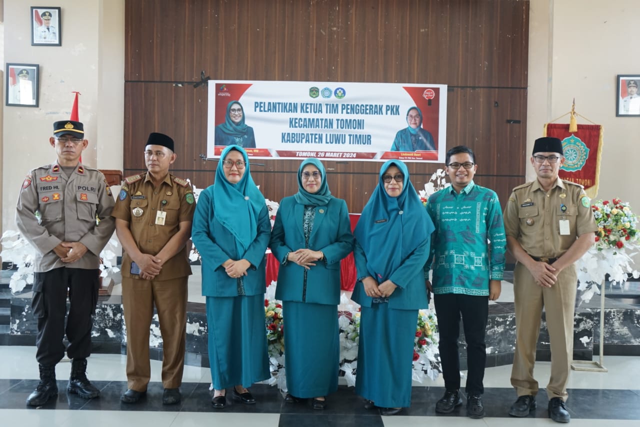 KUKUHKAN -- Ketua TP PKK Kabupaten Luwu Timur Hj. Sufriaty Budiman foto bersama usai mengukuhkan Ketua TP PKK Kecamatan Tomoni di Gedung Serbaguna Kecamatan Tomoni, Selasa (26/3).