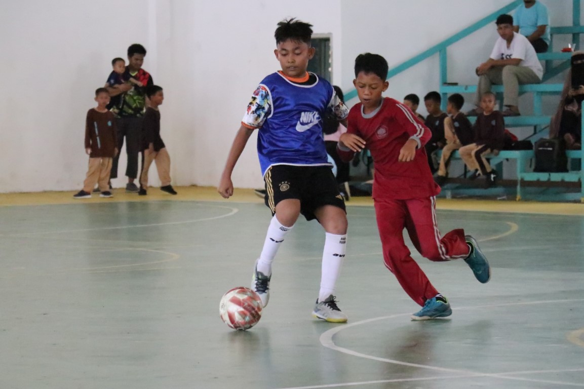 FUTSAL -- Yayasan Pesantren Wahdah Islamiyah (YPWI) Kabupaten Luwu Timur menggelar Turnamen Futsal antar Sekolah Dasar Islam Terpadu (SDIT) Insan Rabbani se-Lutim, di Gedung Olahraga (GOR) Malili, Sabtu (2/3).