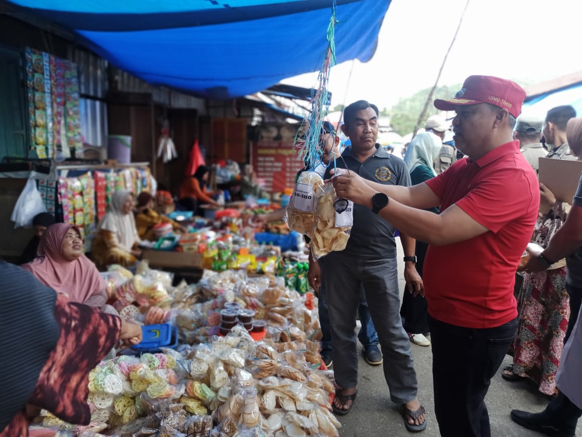 PANTAU -- Bupati Luwu Timur, H Budiman melakukan pemantauan bahan kebutuhan pokok di Pasar Malili untuk melihat langsung ketersediaan dan harga saat bulan suci Ramadan 1445 H.