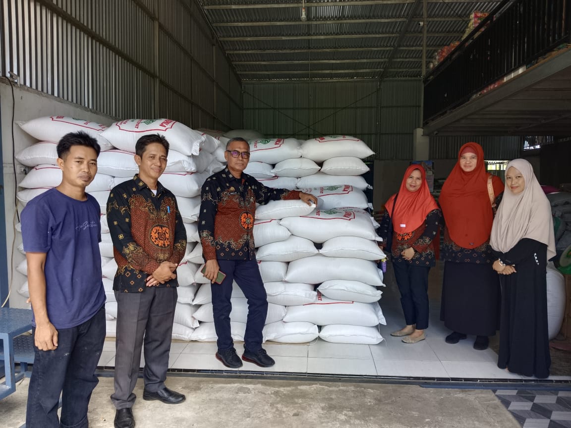 PANTAU -- Petugas Enumerator Dinas Pertanian dan Ketahanan Pangan Kabupaten Luwu Timur melakukan pemantauan harga bahan pokok di Pasar Tradisional Kecamatan Malili, Kamis (29/2). 
