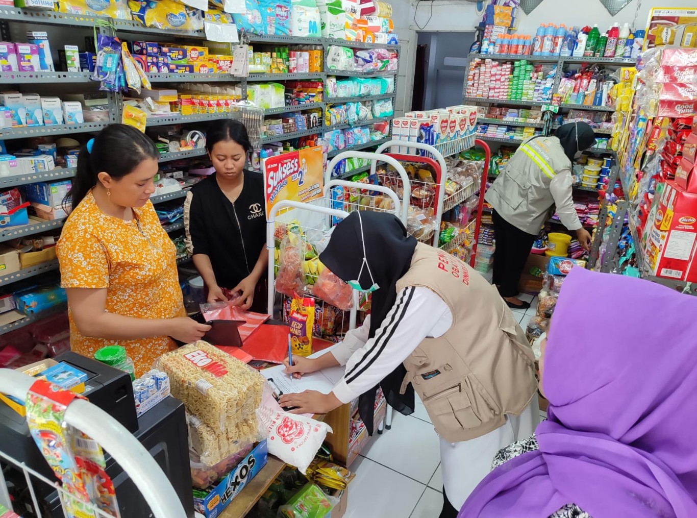 TEMUKAN -- Tim Pengawasan Obat dan Makanan Kabupaten Luwu Timur masih menemukan makanan kemasan kadaluarsa saat melakukan penyusuran di Kecamatan Kalaena, Rabu (20/3).