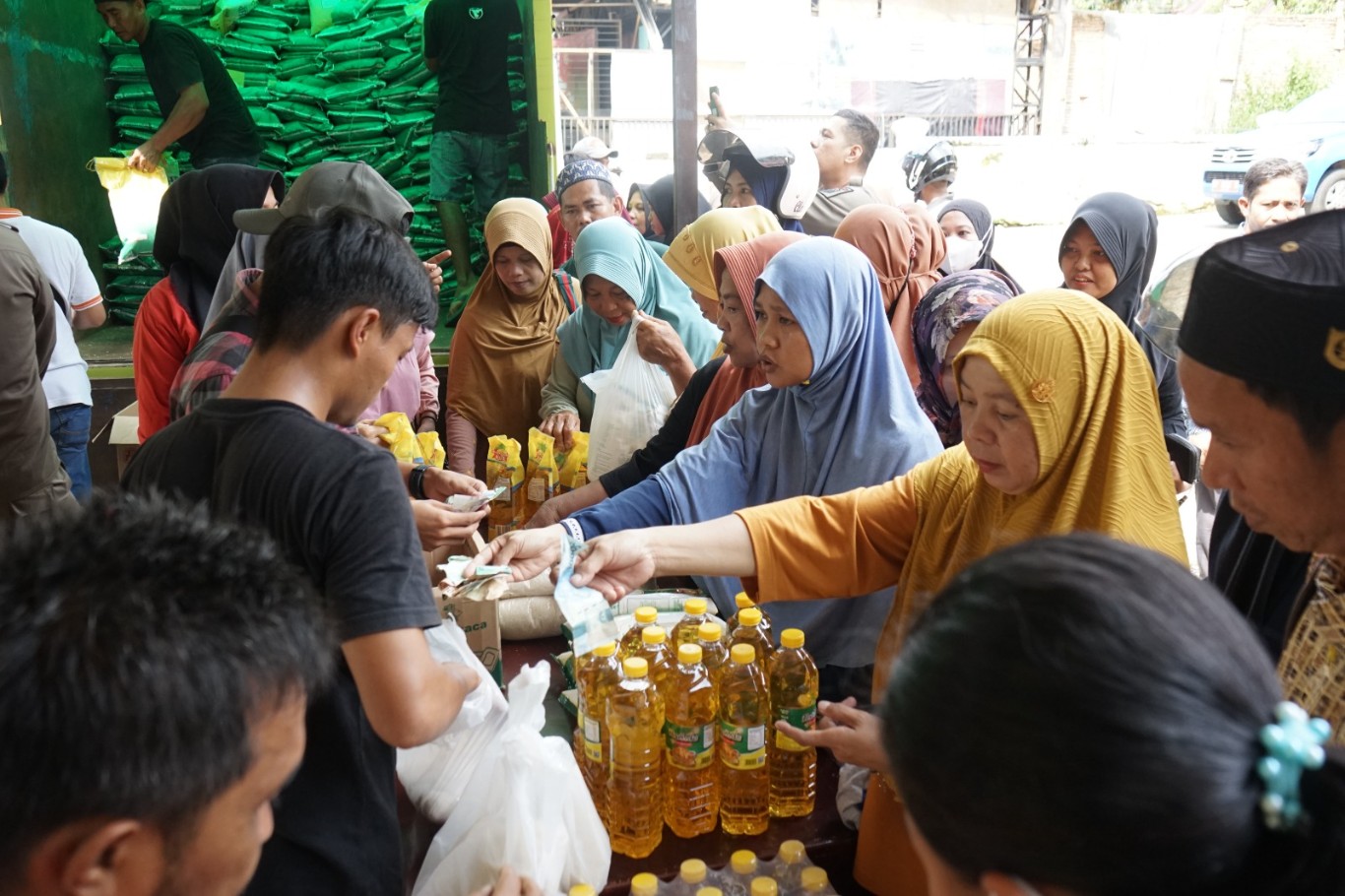 PASAR MURAH -- Pemkab Lutim menggelar pasar murah guna rangka memenuhi kebutuhan pokok masyarakat selama bulan ramadhan. Pasar murah dilaksanakan oleh Dinas Perdagangan, Koperasi, UKM dan Perindustrian (Disdagkop-UKMP) di Halaman Kantor Camat Malili baru-baru ini. 