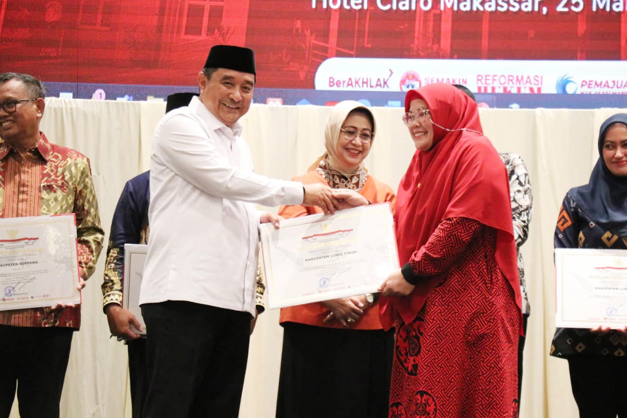 IST PEDULI HAM-Pj Gubernur Sulsel Bahtiar Baharuddin menyerahkan penghargaan Peduli HAM untuk Luwu Timur yang diterima Asisten Pemerintahan dan Kesejahteraan Rakyat Aini Endis Anrika mewakili bupati.