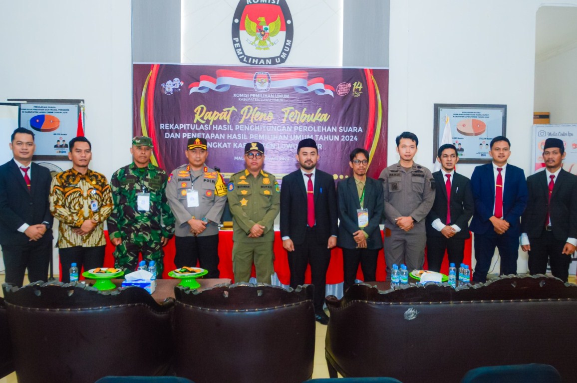 PLENO -- Bupati Luwu Timur, H Budiman menghadiri Rapat Pleno Terbuka Penghitungan Hasil Perolehan Suara dan Penetapan Hasil Pemilu Tahun 2024, di Kantor KPU Kab. Luwu Timur, Kamis (29/2).