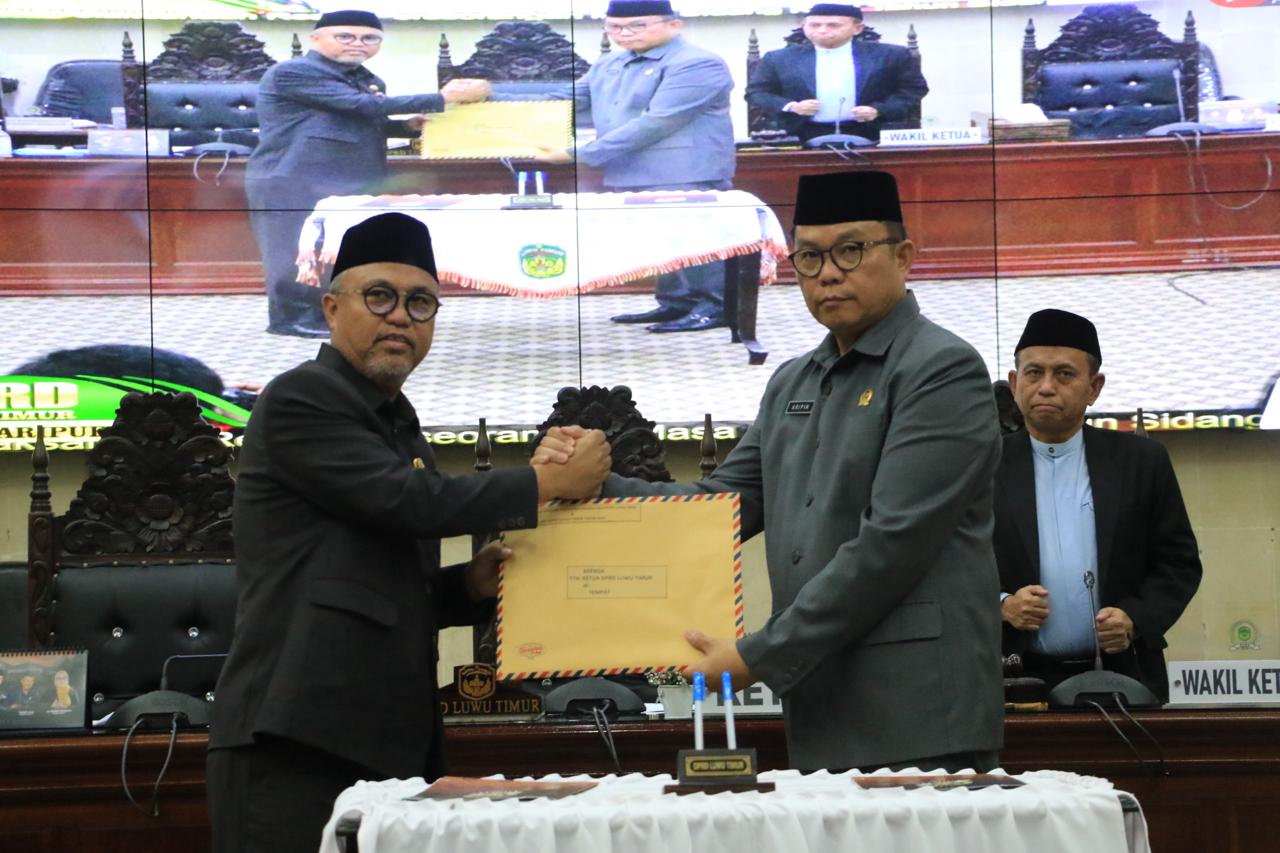 PENDAPAT -- Bupati Luwu Timur, H Budiman saat menyerahkan Ranperda Tahun 2023 tentang Fasilitasi Pencegahan dan Pemberantasan Penyalahgunaan dan Peredaran Gelap Narkotika dan Prekursor Narkotika di Daerah, pada rapat paripurna DPRD Lutim, Selasa (26/3).