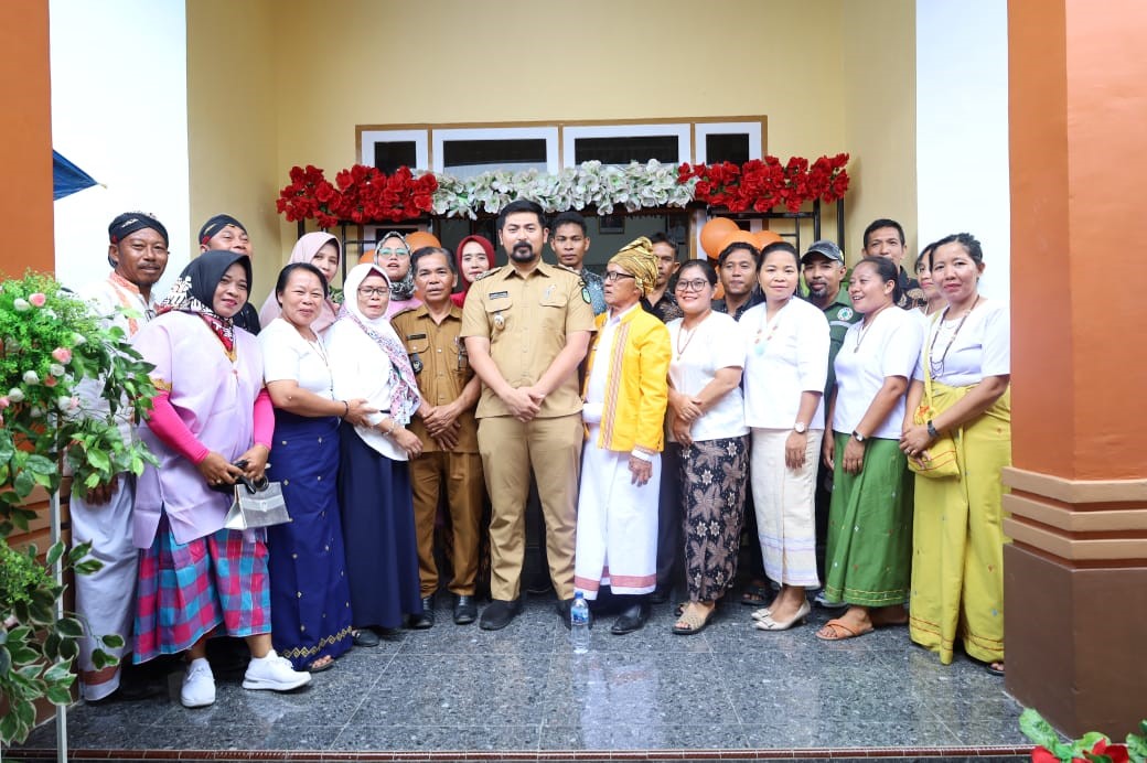 RESMIKAN -- Wakil Bupati Luwu Timur, Mochammad Akbar Andi Leluasa foto bersama usai meresmikan Kantor Desa Bangun Karya, Kecamatan Tomoni Senin (4/3) 