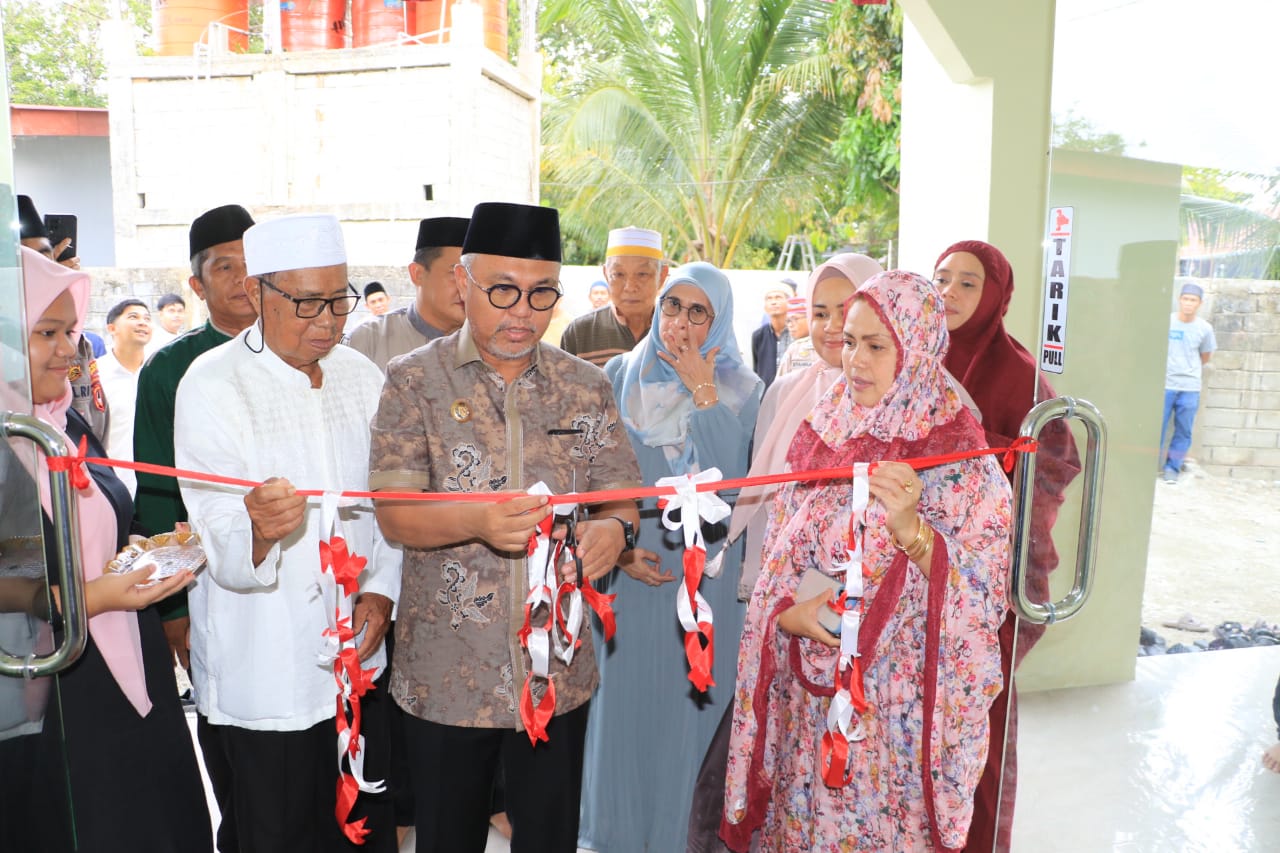 RESMIKAN -- Bupati Luwu Timur, H. Budiman didampingi Ketua TP PKK Lutim, Hj. Sufriaty, meresmikan Mesjid Sartian Umar yang terletak di Desa Arolipu, Kecamatan Wotu. Peresmian ditandai dengan pengguntingan pita dan penandatanganan prasasti, Minggu (24/3).
