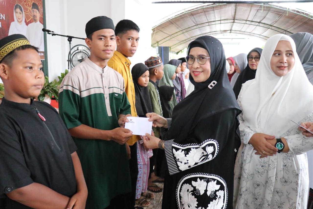 SANTUNAN -- Ketua TP PKK Kabupaten Luwu Timur, Hj. Sufriaty Budiman menyerahkan secara simbolis santunan kepada Anak Yatim yang tersebar di 11 kecamatan dirangkai buka puasa bersama di Rujab Bupati Lutim, Rabu (13/3).