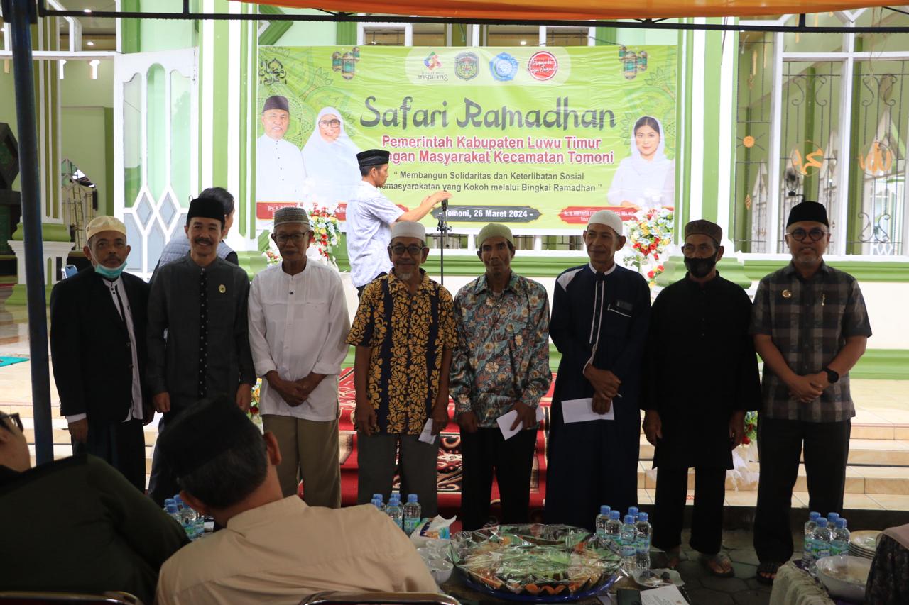 SERAHKAN -- Bupati Luwu Timur, H Budiman foto bersama usai menyerahkan bantuan pembangunan lima unit masjid dan pemberian tali asih kepada 59 imam masjid se Kecamatan Tomoni saat melakukan safari ramadan hari kelima di halaman Masjid Al-Anshor Tomoni, Selasa (26/3).