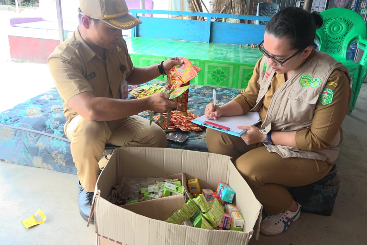 SIDAK -- Tim pengawasan obat dan makanan Kabupaten Lutim menemukan berbagai macam makanan, obat, kosmetik yang sudah kadaluarsa dan tidak memiliki izin edar (BPOM) saat melakukan pengawasan di Pasar Tampinna, Kecamatan Angkona, Selasa (19/3).