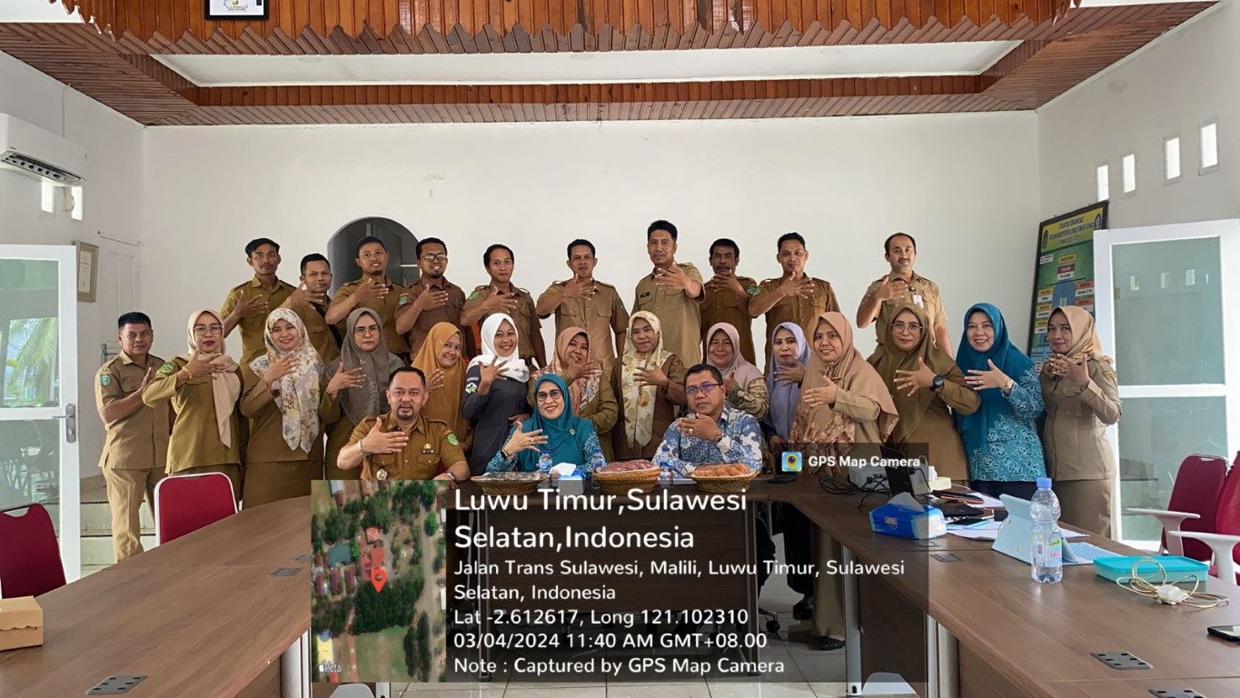 SOSIALISASI -- Ketua Forum KKS Kabupaten Luwu Timur, Hj Sufriaty Budiman foto bersama usai memimpin sosialisasi Tatanan Terbaru KKS Terhadap Forum Kecamatan dan Pokja Desa se-Kabupaten Luwu Timur di Sekretariat Forum KKS Lutim, Kecamatan Malili selama dua hari (4-5/3)  