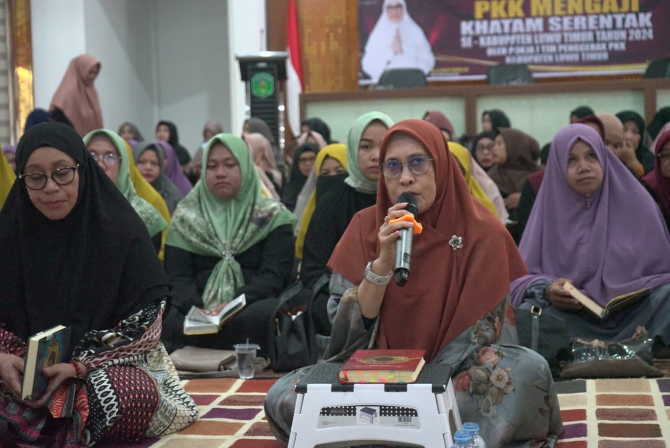 KHATAM -- TP PKK Kabupaten Luwu Timur melalui Pokja I Bidang Pembinaan Karakter Keluarga menggelar Khatam Qur'an serentak se-Kabupaten Luwu Timur secara daring dan luring di Aula Rujab Bupati baru-baru ini.  