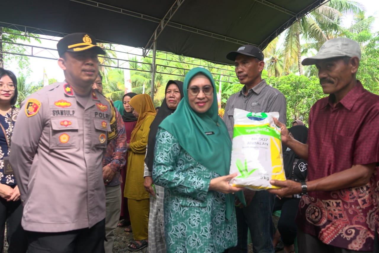 TANAM CABE -- TP PKK Kabupaten Luwu Timur bekerjasama DISPKP melakukan gerakan Tanam Cabe Serentak Tingkat Kabupaten Luwu Timur dalam rangka memperingati Hari Kesatuan Gerak PKK ke 52 Tahun 2024 sekaligus penyerahan bibit cabe dan jagung demi menjaga ketersediaan dan pengendalian inflasi yang dilaksanakan di Desa Maliwowo baru-baru ini.