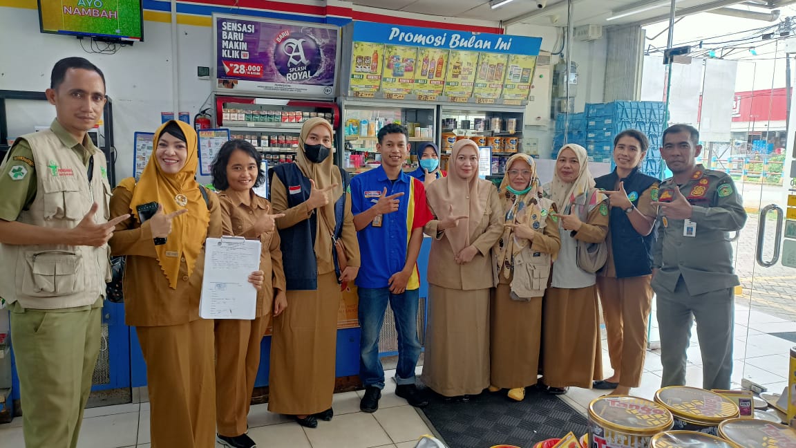 DITEMUKAN -- Tim Terpadu Pengawasan Obat dan Makanan Kabupaten Luwu hanya menemukan sedikit barang kedaluarsa pada saat melakukan pengawasan di Pasar Malindungi, Kecamatan Nuha, Selasa (26/3). 