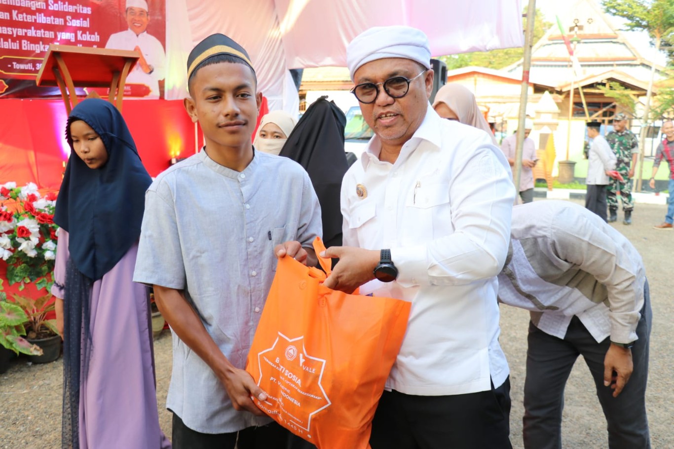 SAFARI -- Hari ke-9 gelaran Safari Ramadan, Pemkab Luwu Timur terus mengukir jejak kebaikan di tengah masyarakat, kali ini menyapa warga di Kecamatan Towuti, yang dipusatkan di Masjid At-Taqwa, Sabtu (30/3). Acara dihadiri Bupati Luwu Timur, H. Budiman. 