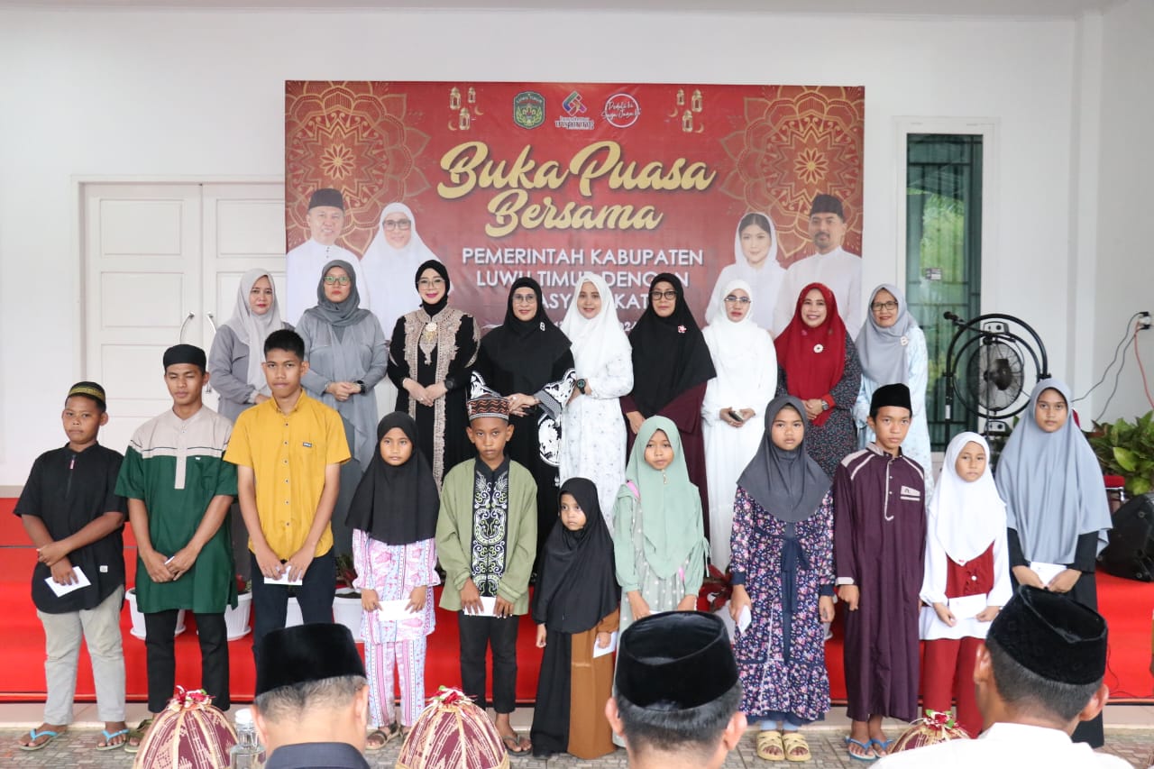 BUKA PUASA -- Pemkab Luwu Timur menggelar buka puasa bersama dengan masyarakat di Halaman Rumah Jabatan Bupati Lutim, Rabu (13/3). Kegiatan tersebut sebagai wujud rasa syukur atas datangnya Bulan Suci Ramadhan 1445 H.