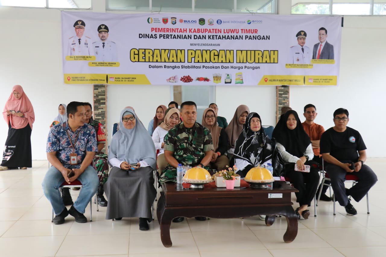PANGAN MURAH -- Dinas Pertanian dan Ketahanan Pangan Pemkab Lutim menggelar Gerakan Pangan Murah (GPM) di Halaman Kantor dinas tersebut baru-baru ini.   GPM dalam rangka Pengendalian Inflasi ini serentak dilakukan di 24 kabupaten/kota se-Provinsi Sulsel dibuka Pj Gubernur Sulsel, Bahtiar Baharuddin secara virtual