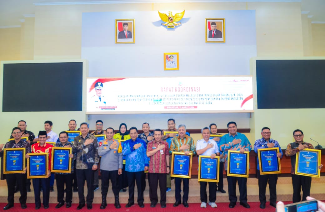 PENGHARGAAN -- Bupati Luwu Timur, H Budiman foto bersama usai menerima penghargaan dari Pj Gubernur Sulsel Bahtiar atas kesuksesan Kabupaten Luwu Timur meraih Penghargaan Adipura Tahun 2023 kategori Kota Kecil di Ruang Rapat Pimpinan Kantor Gubernur Sulsel,  Jumat (15/3) akh9ir pekan lalu.