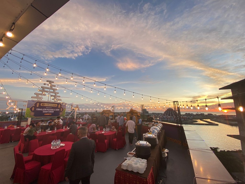 MANJAKAN MATA -- Suasana di rooftop Hotel Almadera pada sore hari memanjakan mata para tamunya. Dengan view Masjid Kubah 99 yang merupakan ikon terbaru Kota Makassar.