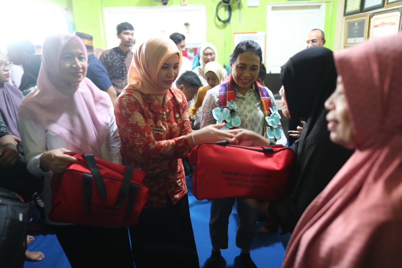 ist KUNJUNGI--Menteri PPPA RI, I Gusti Ayu Bintang Darmawati juga dikenal sebagai Bintang Puspayoga mengunjungi Shelter Warga Pattingalloang, Barukang III, Kecamatan Ujung Tanah, Makassar, Rabu (27/3).