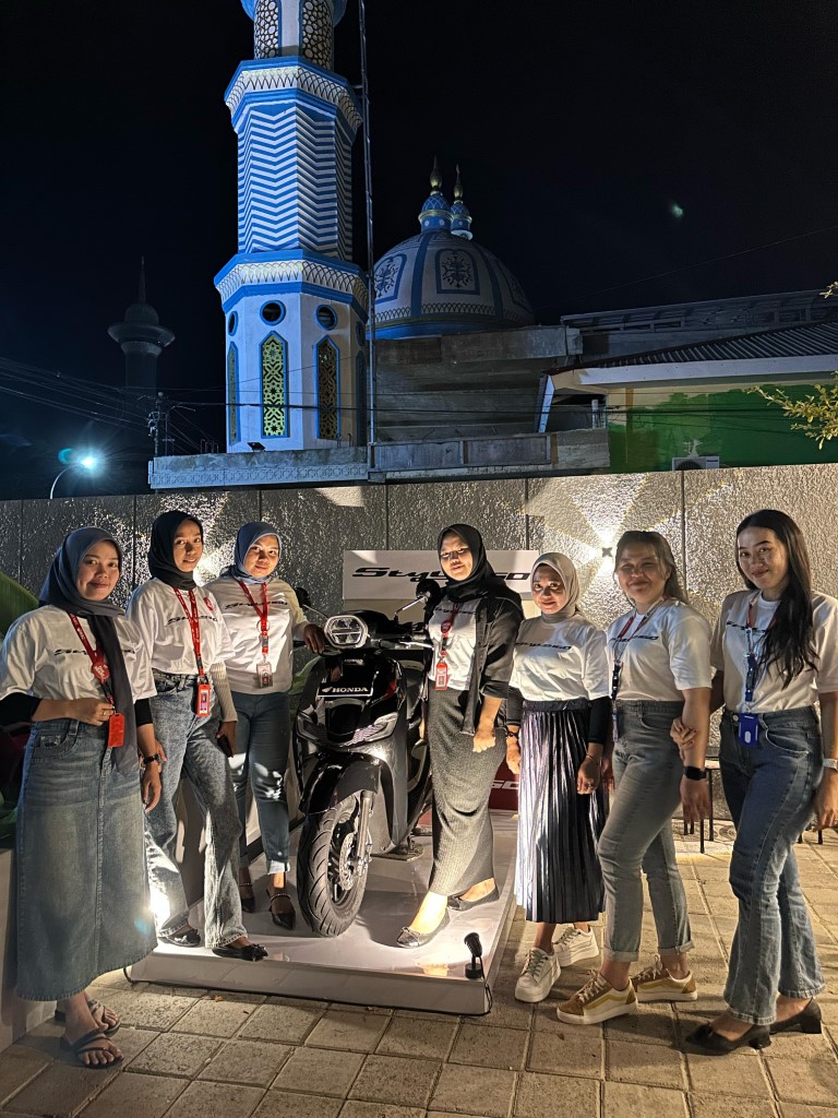 MENARIK PERHATIAN -- New Honda Stylo 160 dengan warna merah yang menggoda, mejeng di salah satu tempat nongki anak muda Kota Kendari. Kehadirannya menarik perhatian para konsumen setia sepeda motor Honda.