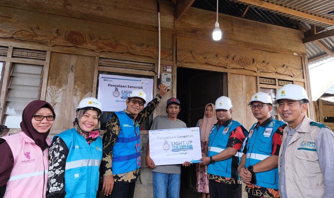 NYALAKAN -- General Manager PLN UID Sulselrabar, Moch. Andy Adchaminoerdin menekan saklar untuk menyalakan lampu secara simbolis di salah satu rumah warga penerima bantuan program kepedulian pegawai PLN kepada keluarga kurang mampu di Kabupaten Gowa.