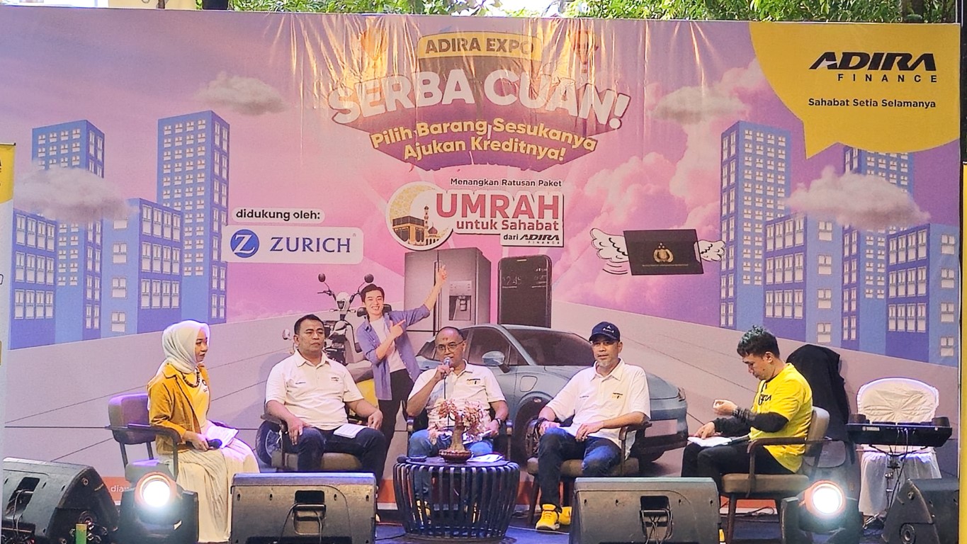 PAMERAN -- Kepala Wilayah Sulawesi Bagian Selatan Adira Finance, Irfan Budianto (tengah), sedang menjelaskan beragam promo yang dihadirkan Adira Finance pada gelaran acara Pameran di Taman Segitiga Hasanuddin pada 15 Maret hingg 6 April 2024.