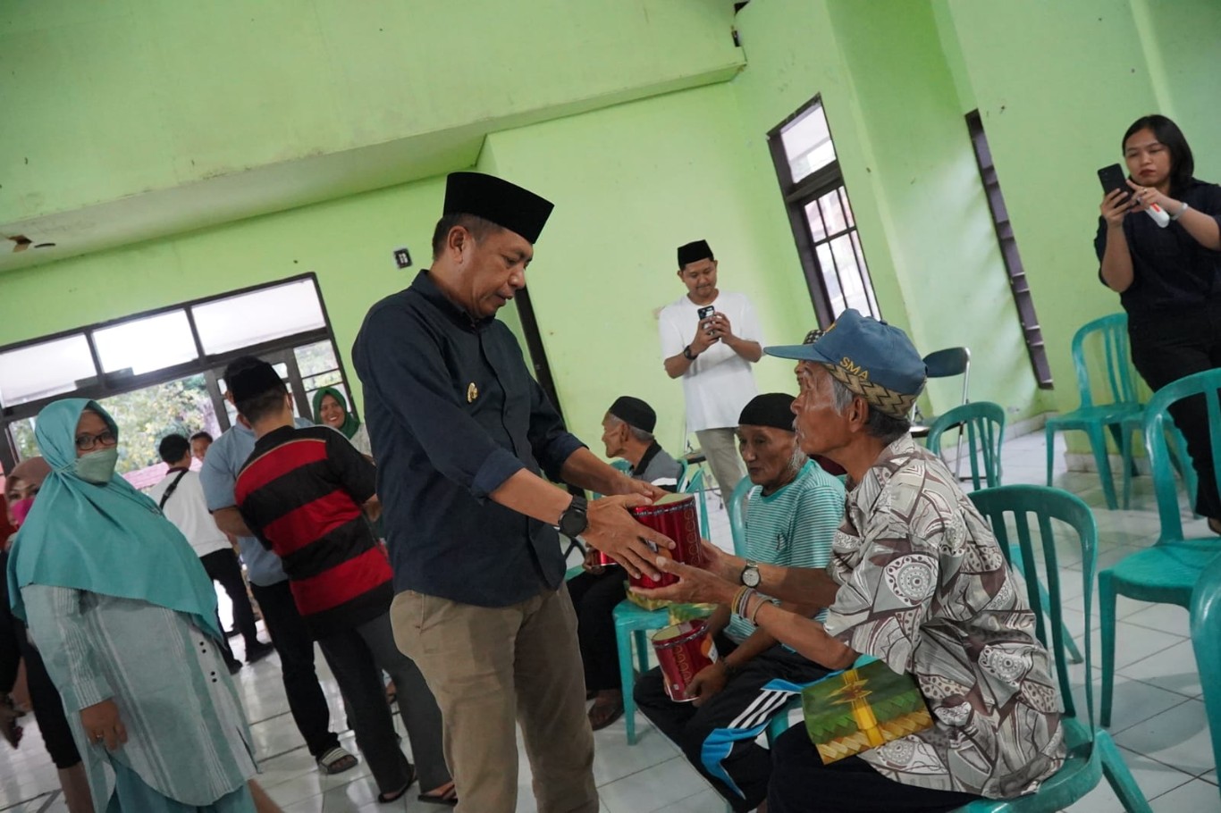 BINGKISAN -- Pj Wali Kota Parepare Akbar Ali tampak memegang bingkisan yang diserahkan ke salah satu penghuni PPLSU Mappasunggu, Jumat (22/3).