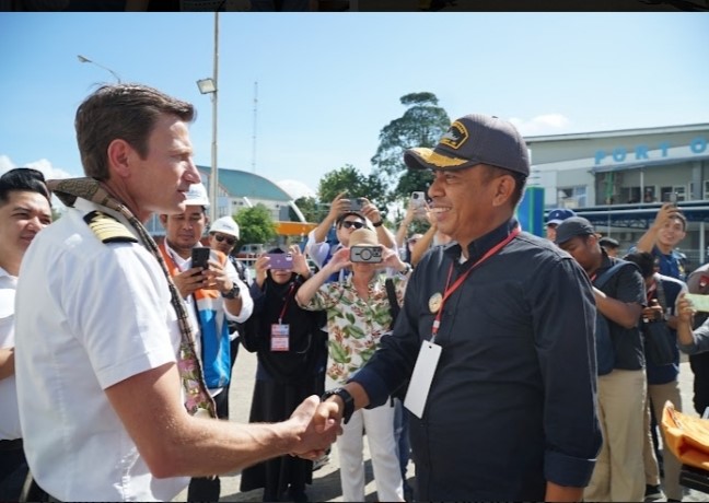 SAMBUT -- Pj Wali Kota Parepare Akbar Ali bersalaman dengan kapten kapal pesiar sesaat setelah turun dari kapal disambut dengan tarian Adat Bugis Makassar di Pelabuhan Nusantara Parepare, Selasa (12/3).