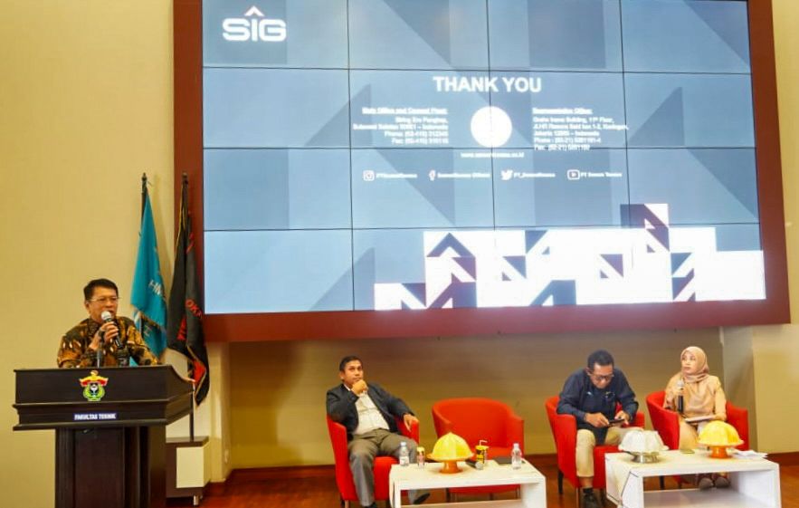 PEMAPARAN -- Direktur Operasi PT Semen Tonasa, Mochamad Alfin Zaini sedang memaparkan mengenai transisi energi dengan melakukan optimalisasi penggunaan energi baru terbarukan pada penyelenggaraan Seminar Nasional 'Renewable Energy for National Prosperity’ di Universitas Hasanuddin, Gowa.