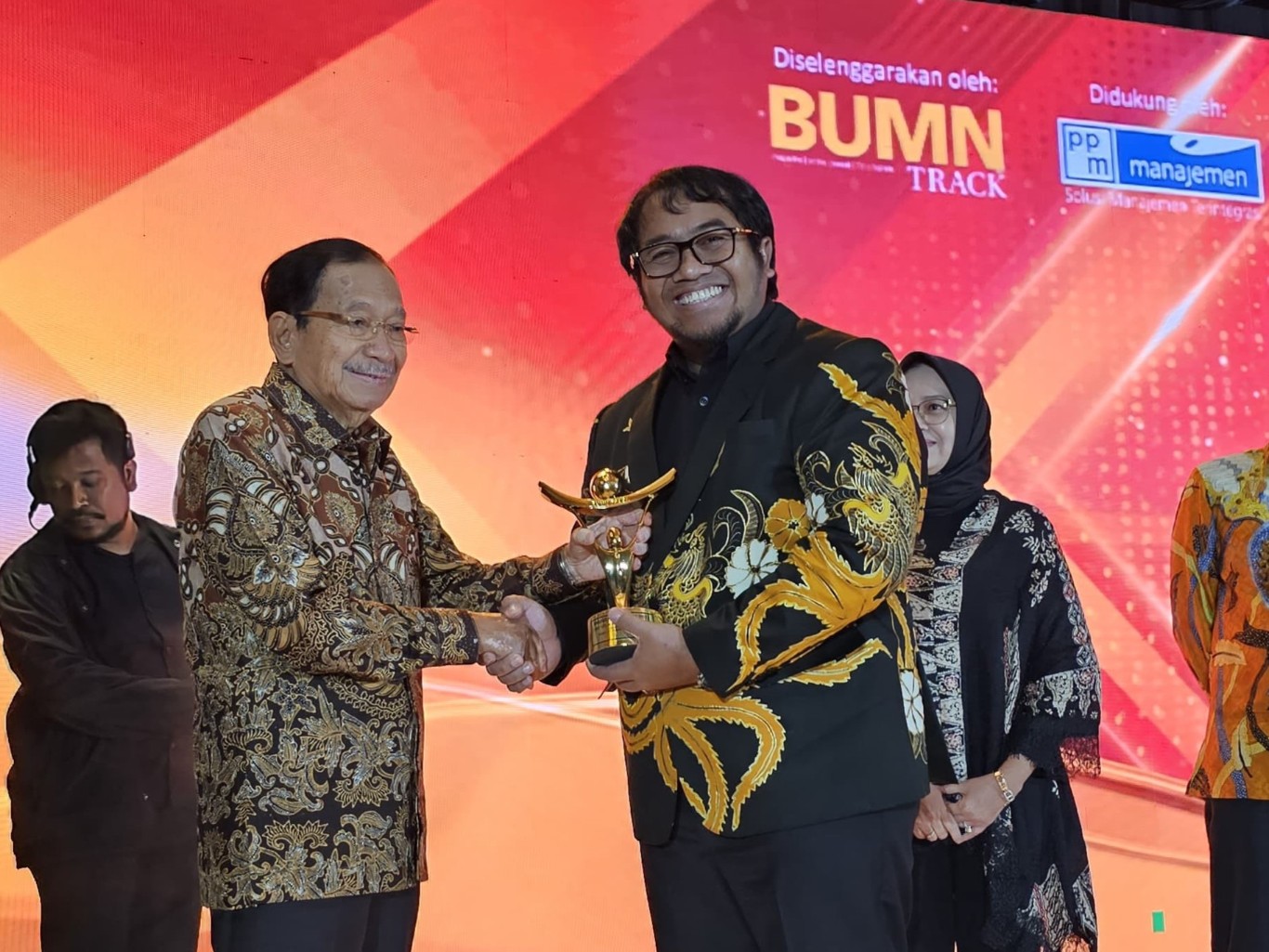PENGHARGAAN -- Eka Candra Dinata selaku Direktur PMSol (kanan) menerima penghargaan kategori Best CEO in Rebranding Company pada ajang Anugerah BUMN 2024.