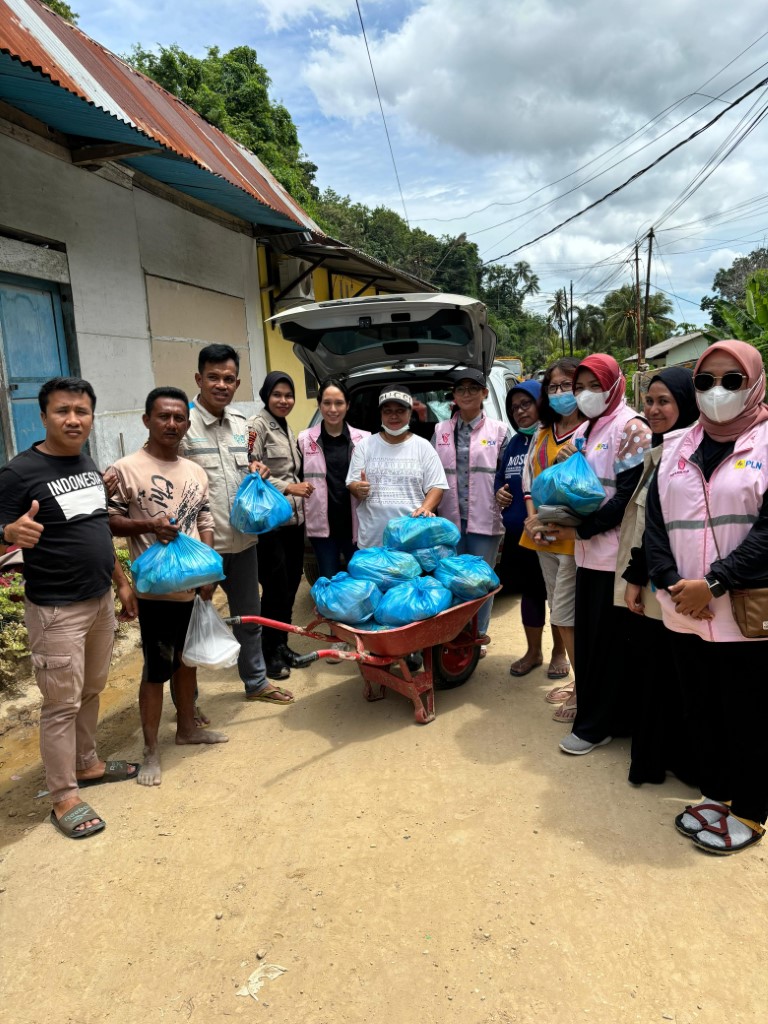 PENYERAHAN BANTUAN -- Tim dari YBM PT PLN (Persero) UP3 Kendari serta Srikandi UP3 Kendari, dan perwakilan PLN UID Sulselrabar menyerahkan bantuan kepada korban banjir di beberapa kecamatan di Kota Kendari.