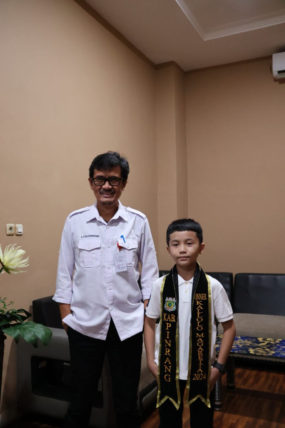 RESTU BUPAIT -- Bupati Pinrang Irwan Hamid menerima kunjungan Peserta Lomba Anak Dara Malebbi dan Kallolo Magaretta di ruang rapat Bupati Pinrang, Rabu (27/3)