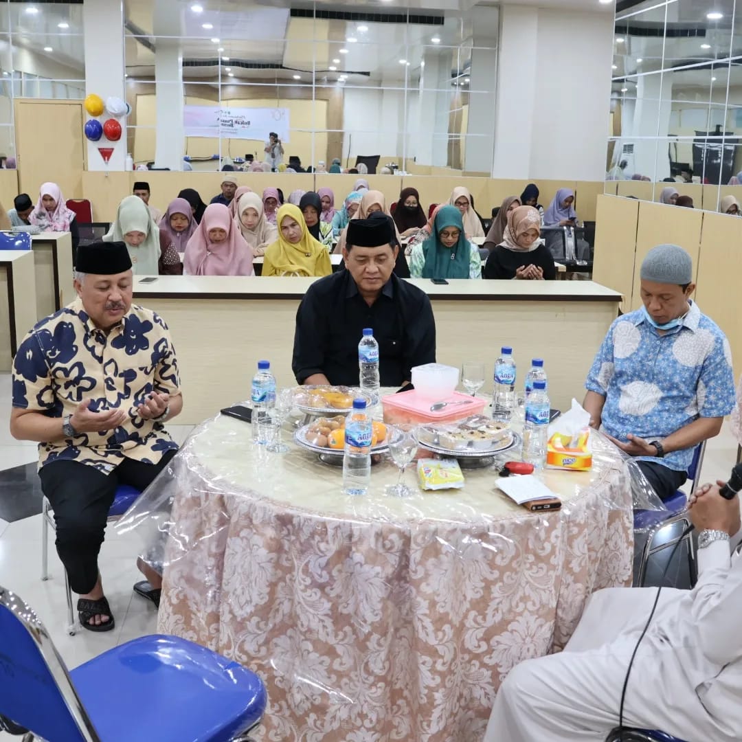 APRESIASI -- Bupati Pinrang Irwan Hamid saat menghadiri kegiatan buka puasa bersama Civitas Hospitalia dan Dharma Wanita Persatuan RSUD Lasinrang Pinrang, Kamis (14/3)